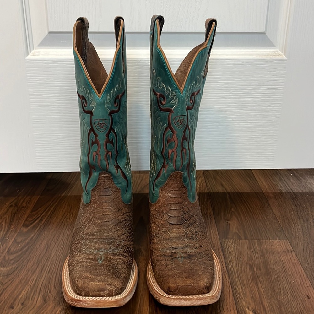 Woman’s 9.5b Ariat boots in excellent condition